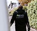 Weglopen van een werknemer van BEVO Isolaties met gereedschap