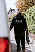 Weglopen van een werknemer van BEVO Isolaties met gereedschap